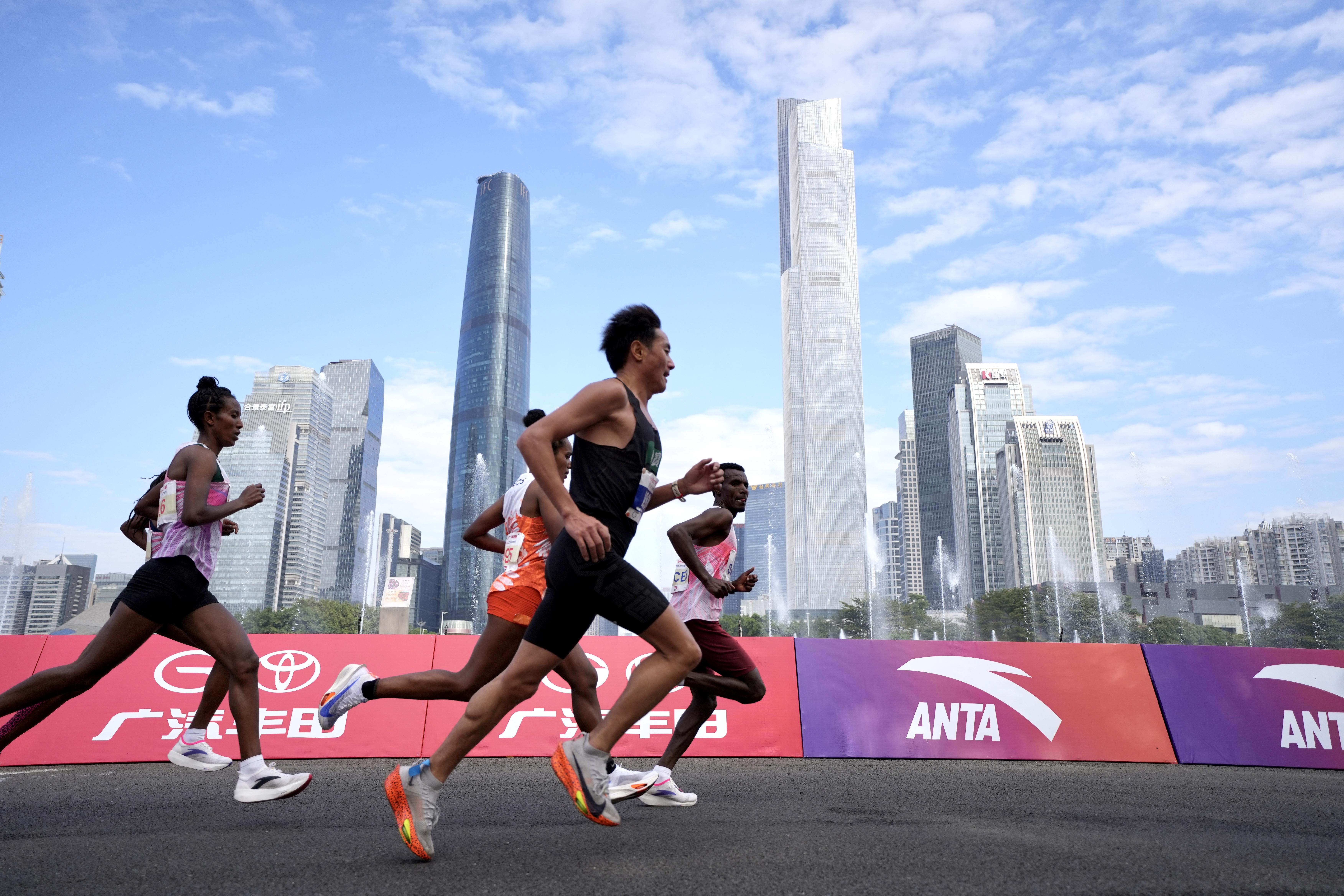 开云体育官网-包含运动员勇往直前,冲刺冠军荣耀的词条