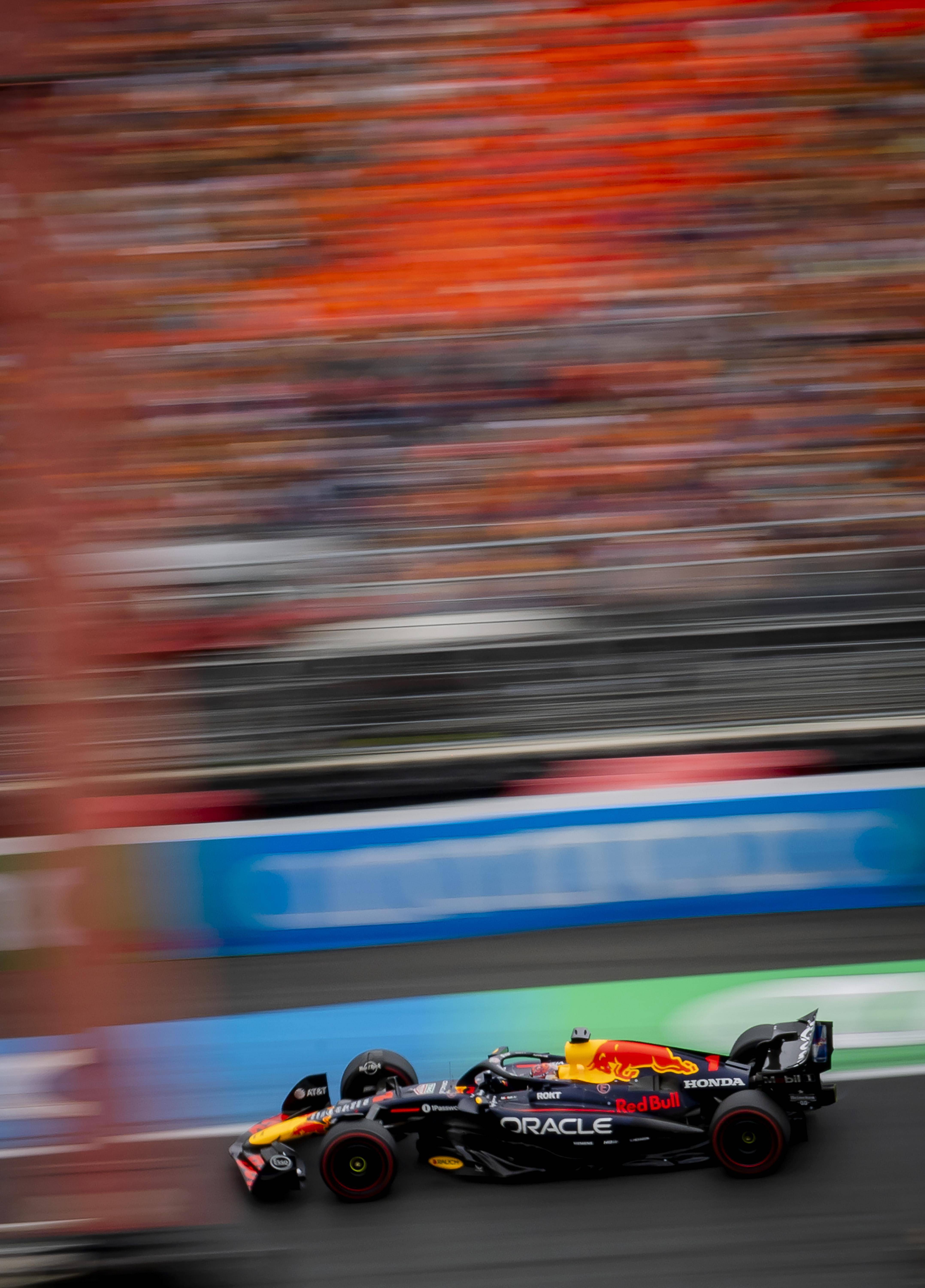 雷诺车队鏖战红牛车队，皮亚斯特里关键制胜