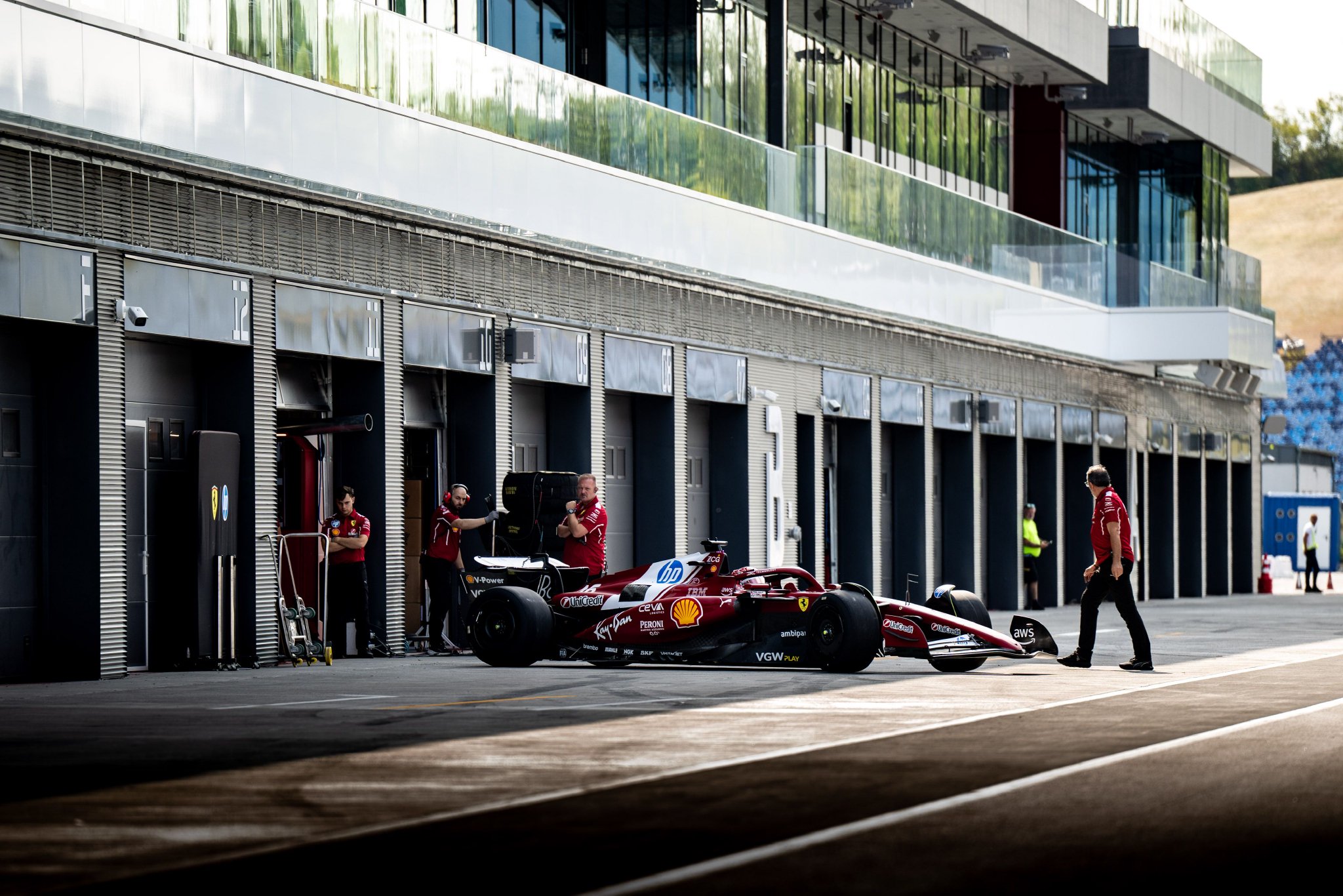 红牛车队险胜红牛二队,勒克莱尔统治全场 红牛车队险胜红牛二队,勒克莱尔统治全场